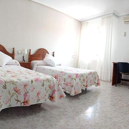 Hostal Restaurante El Abad Abadia Exterior photo